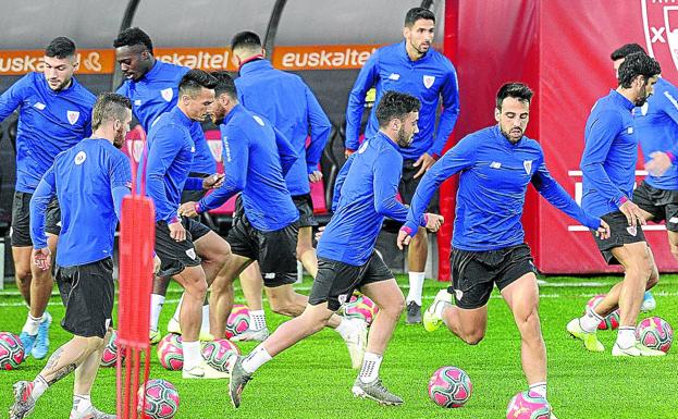 Beñat sale con el balón controlado entre varios de sus compañeros en el último entrenamiento de ayer.