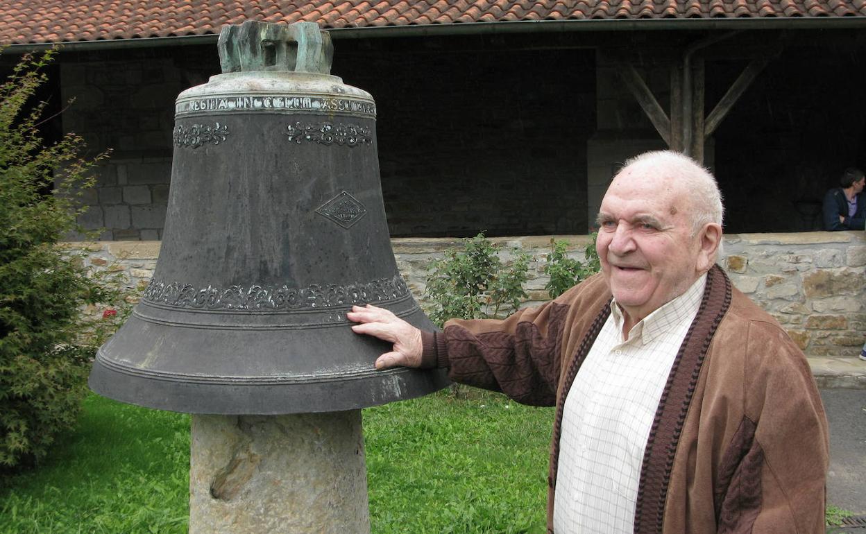 Iñaki Lejarza junto a la parroquia de Andra Mari. 