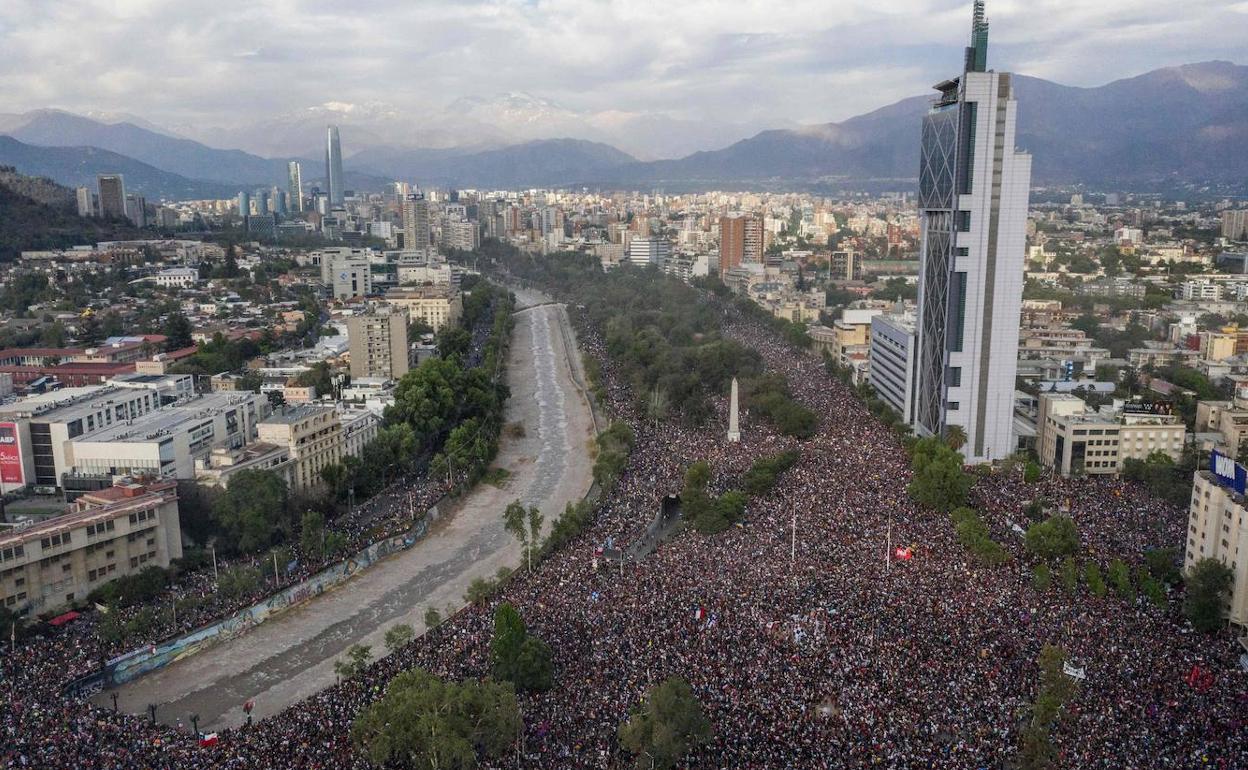 Imagen de la histórica manifestación en la capital de Chile, Santiago