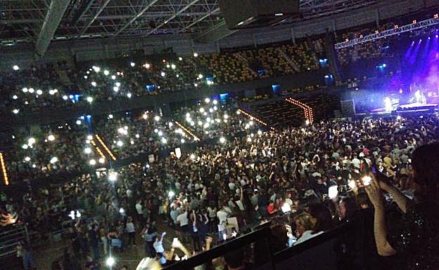 Las linternas del público en el dúo acústico 'Is This the World We Created...?'. O. C.