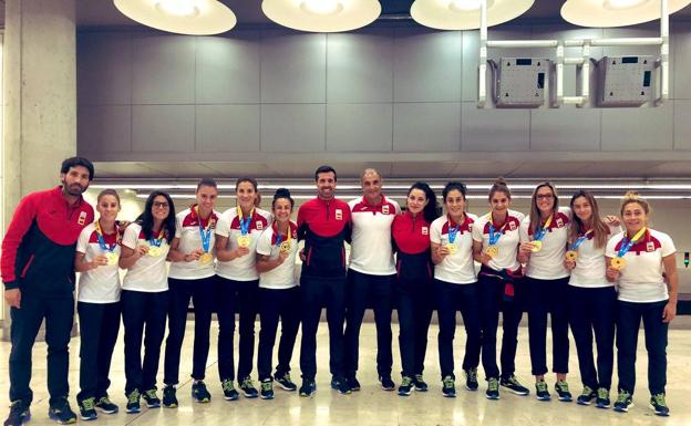 El equipo femenino posas con las medallas logradas en Catar.