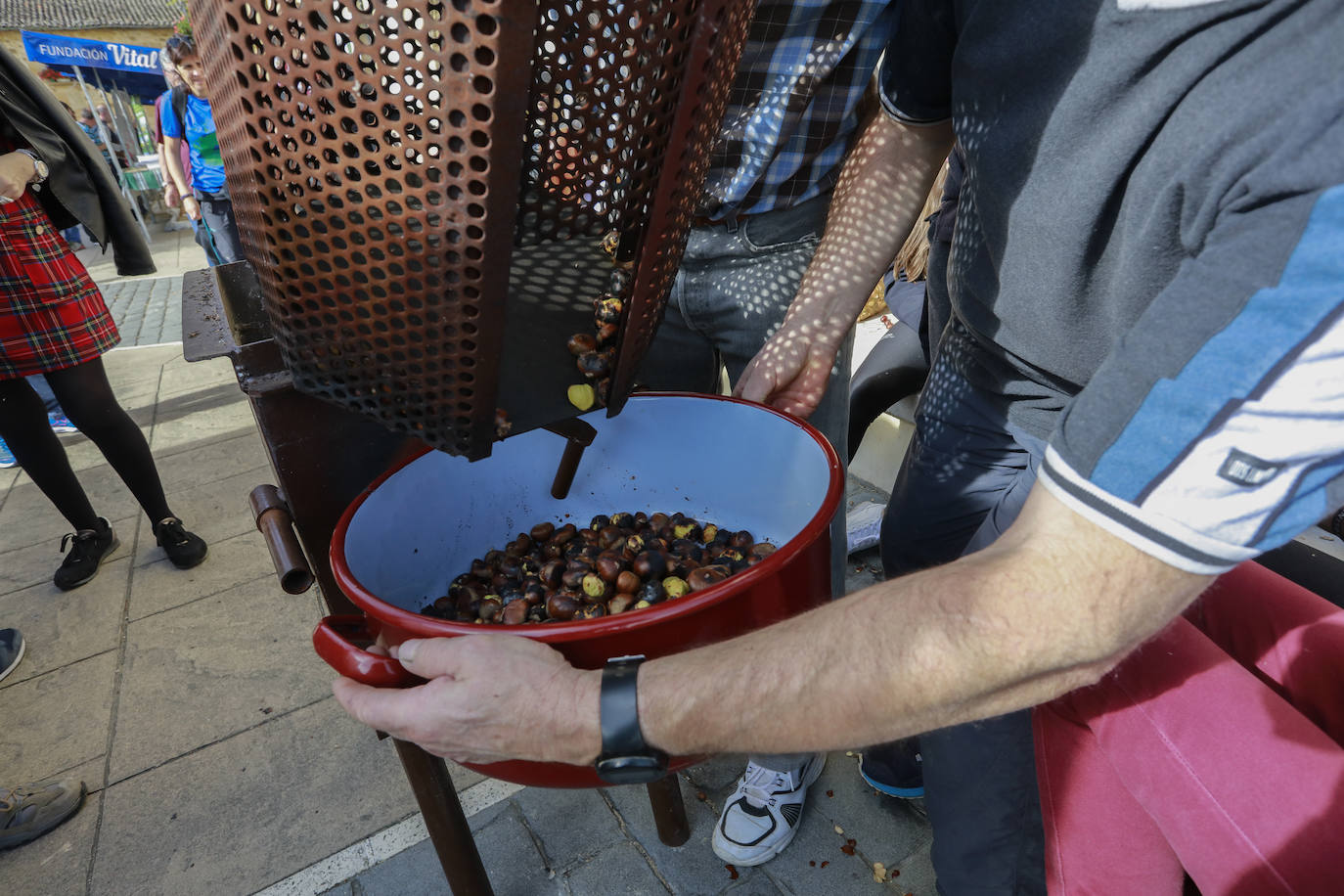 Recién asadas se pudieron degustar las castañas en Apellániz. 