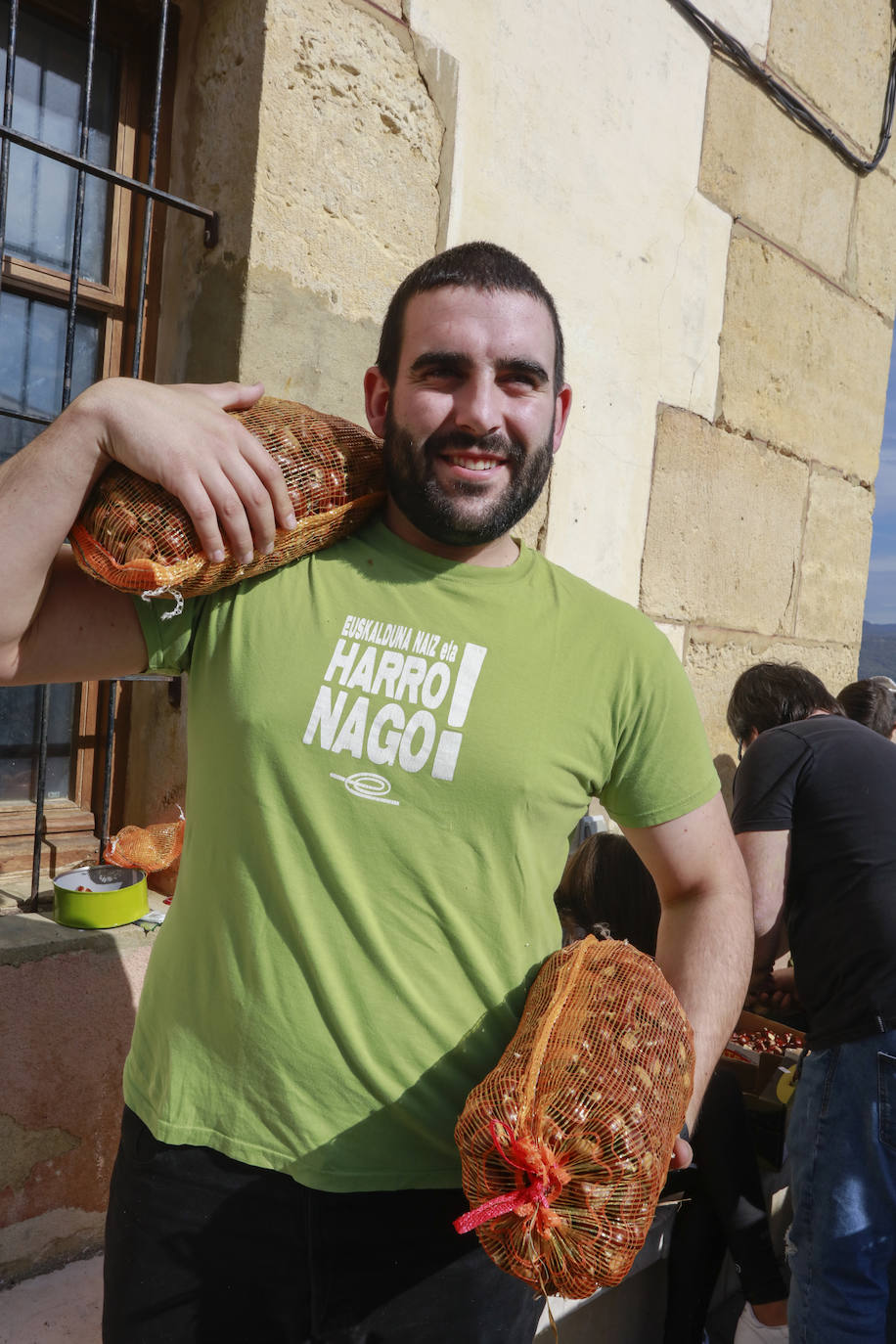 Recién asadas se pudieron degustar las castañas en Apellániz. 