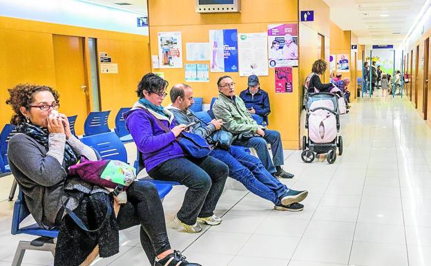 Sala de espera de las consultas de medicina de familia y pediatría de Lakuabizkarra esta misma semana.