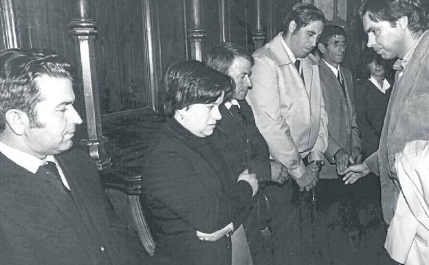 El asesinato causó una profunda conmoción social y política. Felipe González fue uno de los dirigentes que dio sus respetos a la familia de Germán González.