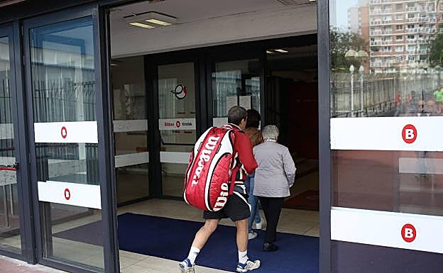 Entrada del polideportivo de Txurdinaga.
