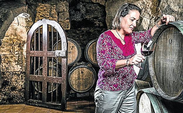 María de Simón fija la mirada en un vino recién sacado de los depósitos tras la última vendimia, en el calado de más de dos siglos que tiene su bodega en Villabuena.