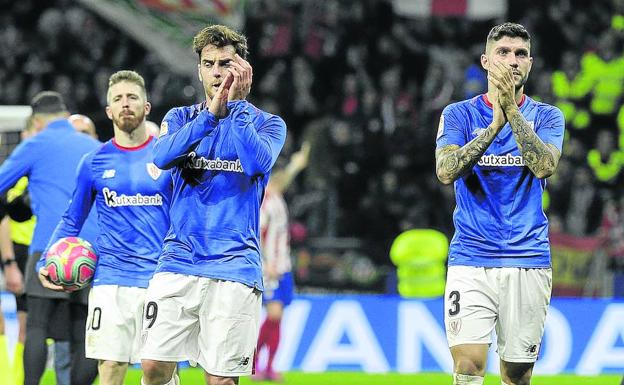 Ibai Gómez, Unai Núñez y Raúl García aplauden al acabar el partido a los hinchas del Athletic que acudieron a Wanda.