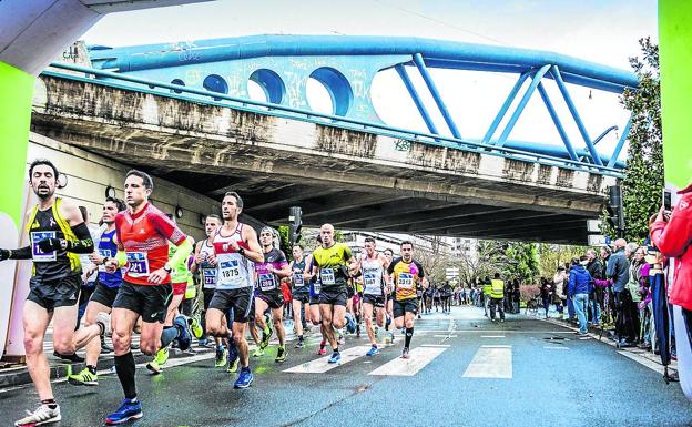 Participantes en la última Media Maratón pasan bajo el puende de Portal de Castilla. 