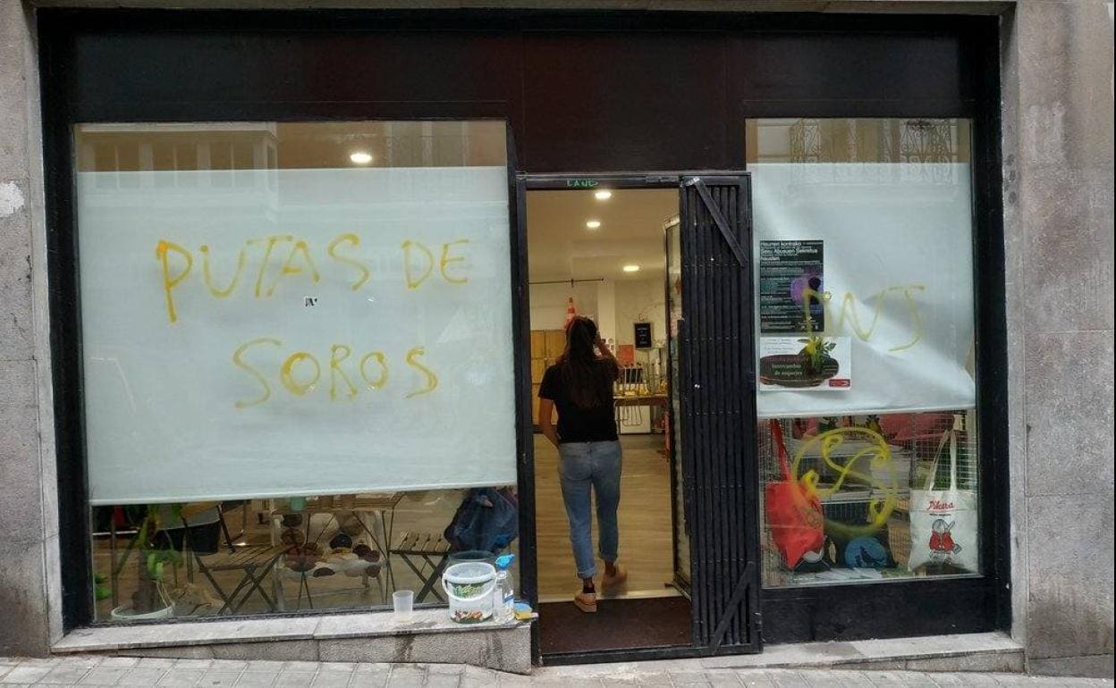 Pintadas de un grupo fascista en la sede de una revista feminista en Bilbao  | El Correo