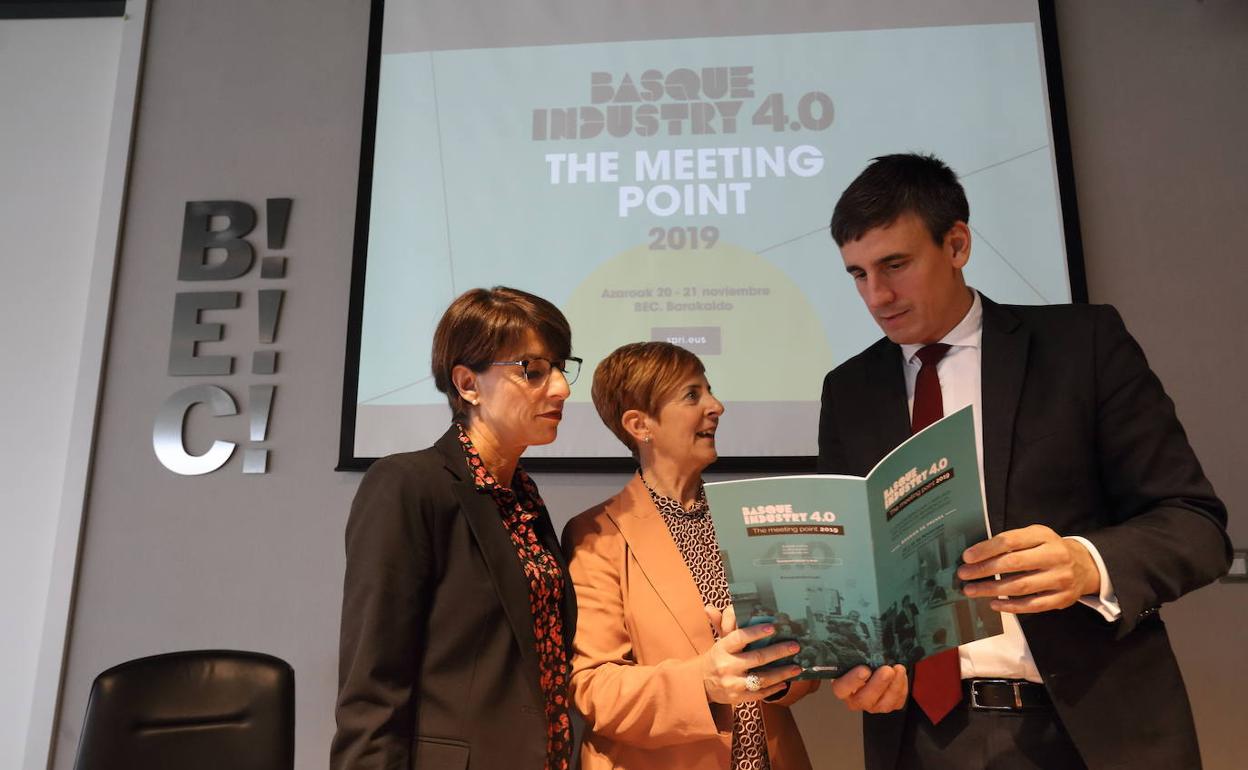 Arantxa Tapia, consejera de Desarrollo Económico e Infraestructuras, junto a Álex Arriola, director general Grupo SPRI, y Estíbaliz Hernáez, viceconsejera de Tecnología, Innovación y Competitividad.
