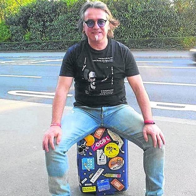 Aitor con su maleta, que le ha acompañado en sus viajes.