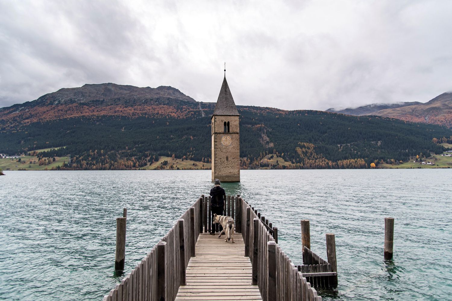La torre de Graun, pueblo italiano abandonado y sumergido en 1950, recuerda a los 500 habitantes que tuvieron que trasladarse para dar lugar a un embalse. Christian Bruna