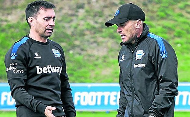 Asier Garitano dialoga con Javi Cabello.