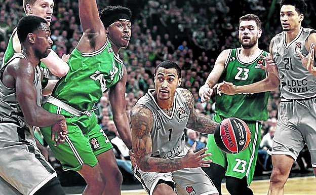 Jackson, defendido por LeDay, aprovecha el bloqueo de Kahudi para dejar atrás a Geben. 