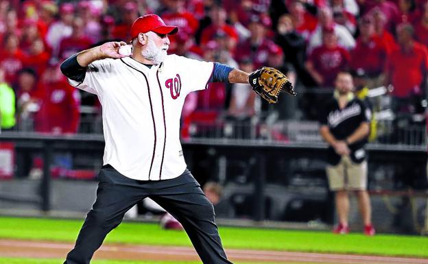 José Andrés se dispone a lanzar la bola antes del quinto partido de las Series Mundiales.