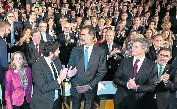 Francisco Riberas, a la izquierda de Felipe VI, durante el acto celebrado en Murcia.