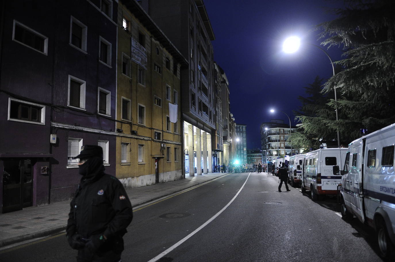 Fotos: Amplio despliegue policial en los alrededores del bloque de los &#039;okupas&#039; de Santurtzi