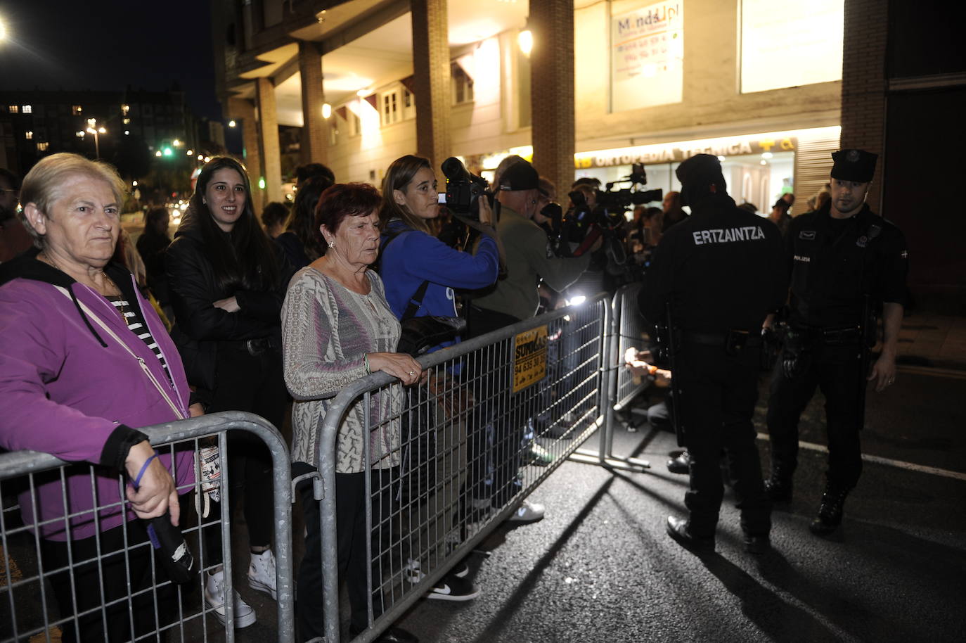 Fotos: Amplio despliegue policial en los alrededores del bloque de los &#039;okupas&#039; de Santurtzi
