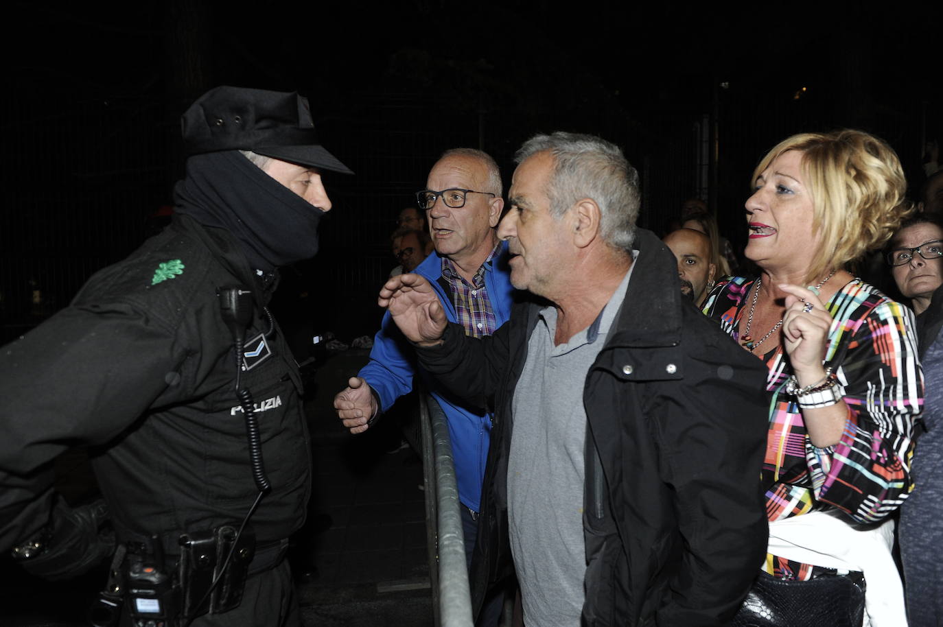 Fotos: Amplio despliegue policial en los alrededores del bloque de los &#039;okupas&#039; de Santurtzi