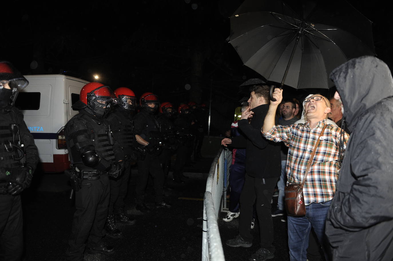Fotos: Amplio despliegue policial en los alrededores del bloque de los &#039;okupas&#039; de Santurtzi