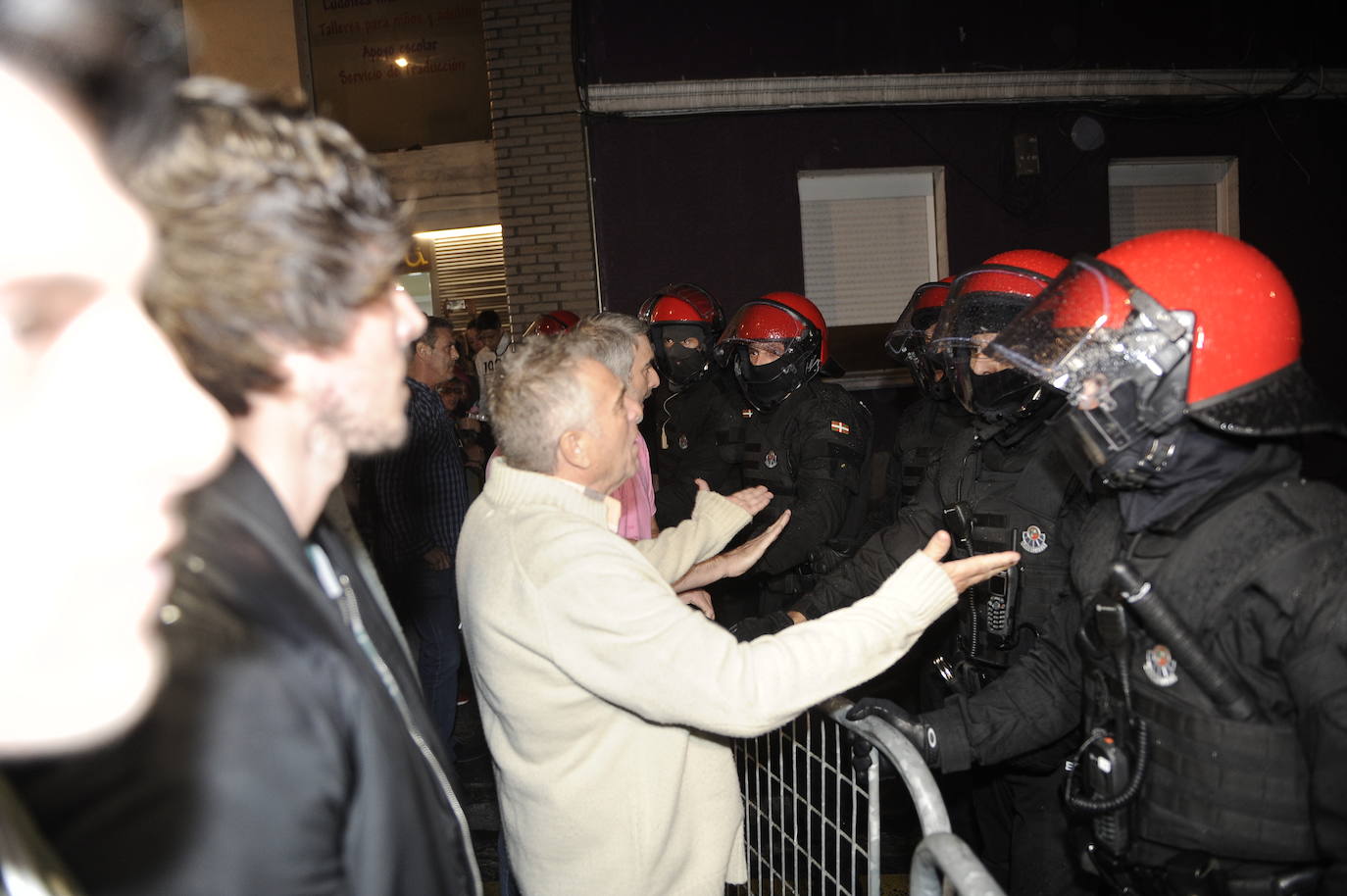 Fotos: Amplio despliegue policial en los alrededores del bloque de los &#039;okupas&#039; de Santurtzi