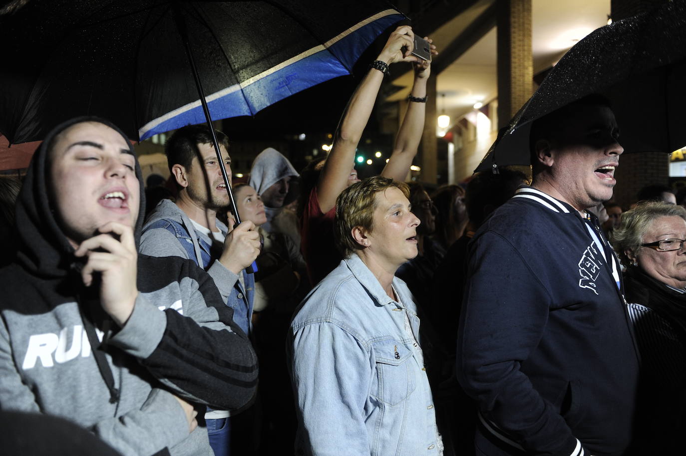Fotos: Amplio despliegue policial en los alrededores del bloque de los &#039;okupas&#039; de Santurtzi