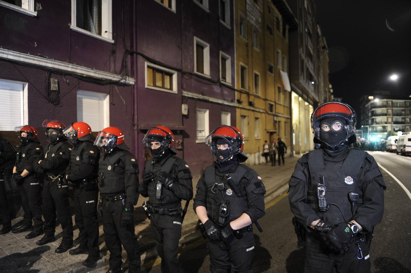 Fotos: Amplio despliegue policial en los alrededores del bloque de los &#039;okupas&#039; de Santurtzi