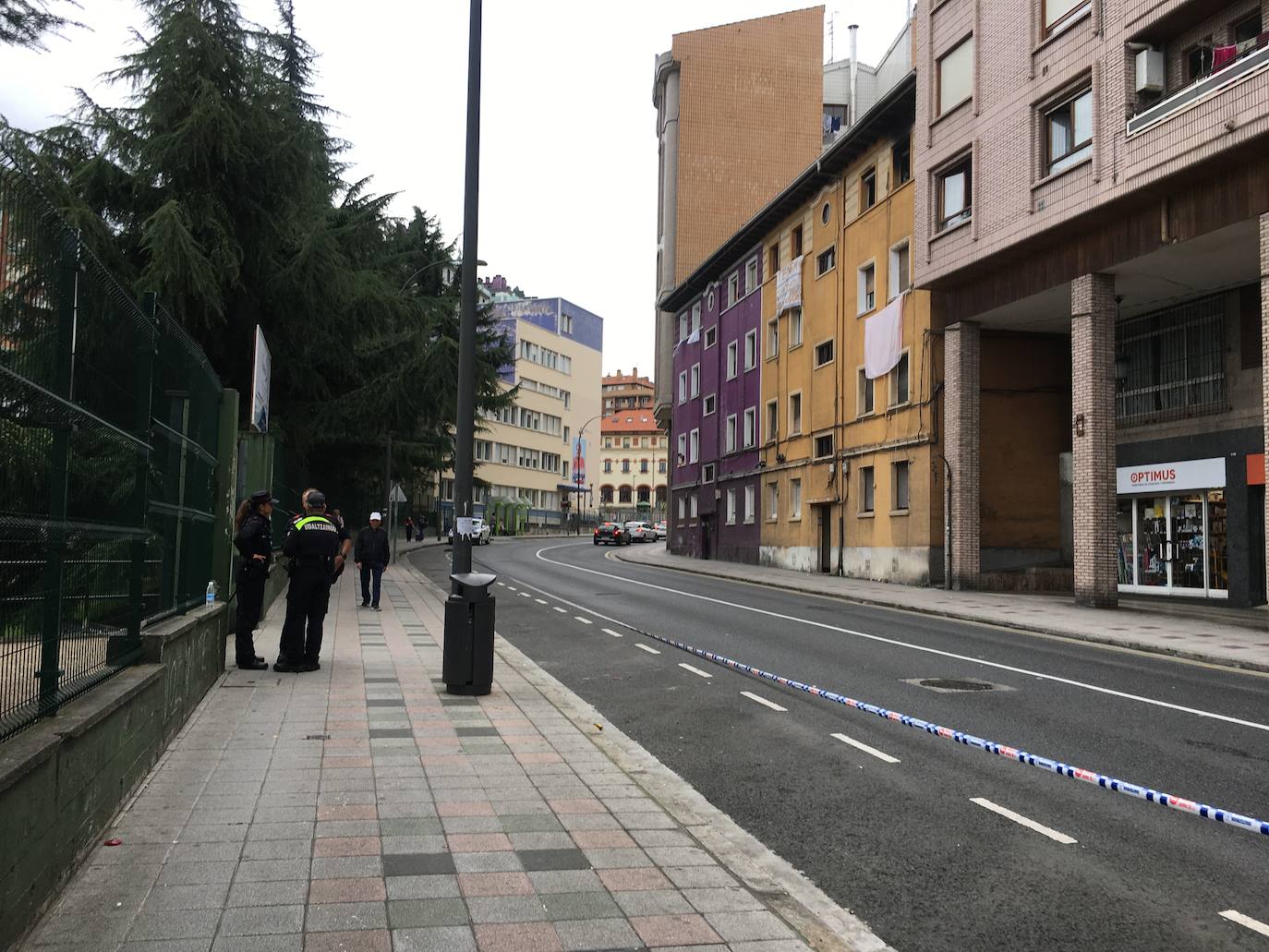 Fotos: Amplio despliegue policial en los alrededores del bloque de los &#039;okupas&#039; de Santurtzi