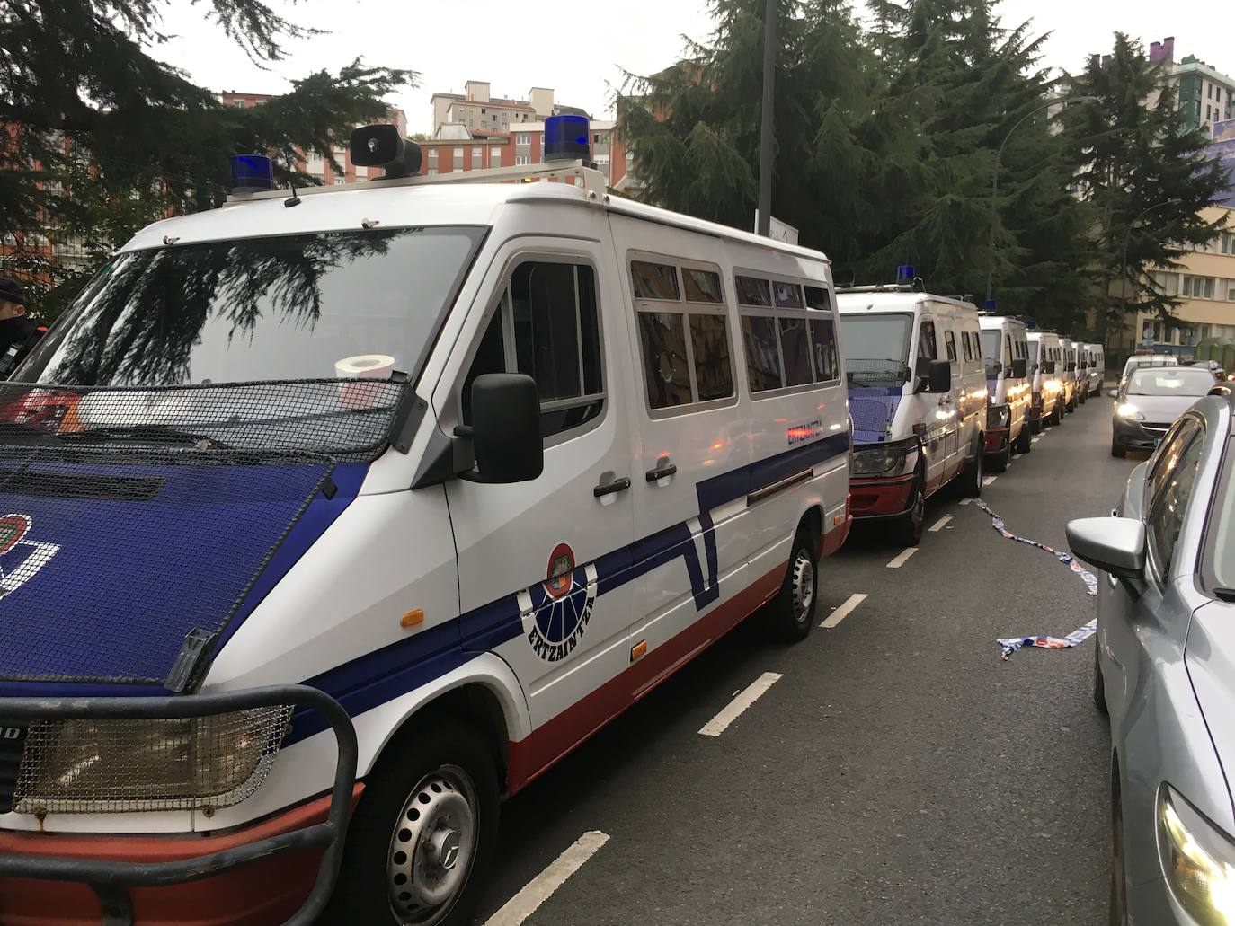 Fotos: Amplio despliegue policial en los alrededores del bloque de los &#039;okupas&#039; de Santurtzi