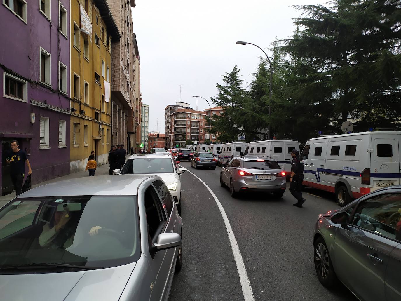 Fotos: Amplio despliegue policial en los alrededores del bloque de los &#039;okupas&#039; de Santurtzi