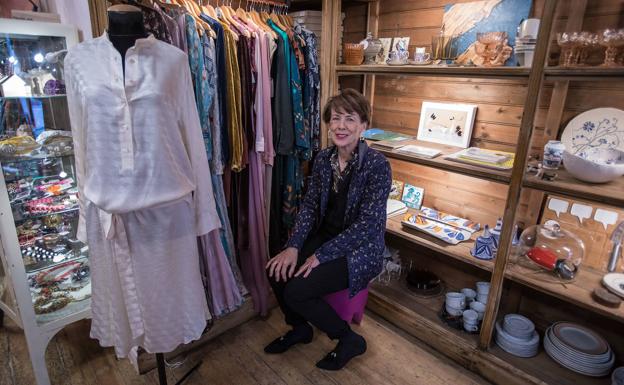 Begoña Echevarría posa en su tienda,