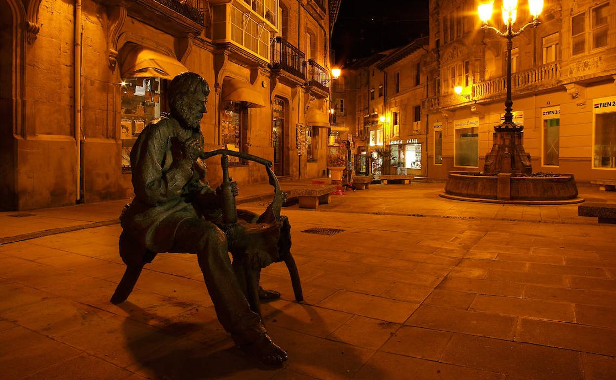 Escultura del embotellador y encorchador, situada en la calle Lucrecia Arana. 