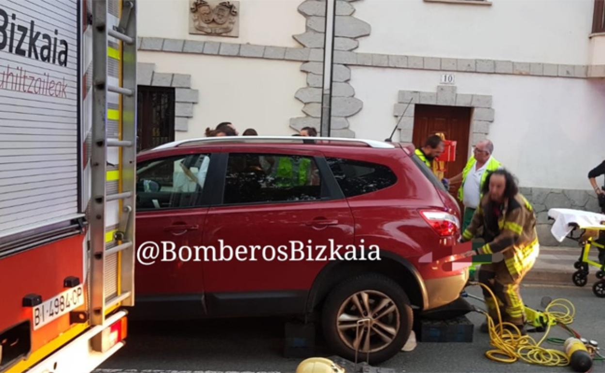 Una menor herida tras ser atropellada por un vehículo en el centro de Zalla