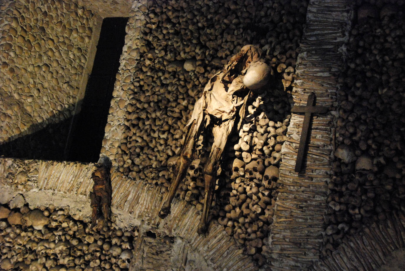 6. Capela dos Ossos -Capilla de los Huesos- (Evora, Portugal) | «Nosotros, los huesos que aquí estamos, por los vuestros esperamos», se puede leer a la entrada del edificio. Hay alrededor de 5.000 huesos inseparablemente incorporados al cemento del suelo al techo.