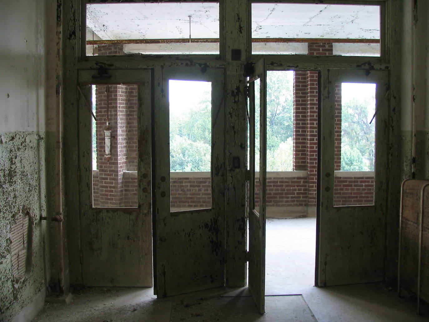 22. Sanatorio de Waverly Hills (condado de Louisville / Jefferson, Kentucky) | La principal característica del sanatorio era un conducto por el que, según se dice, los trabajadores se deshacían de los cuerpos de los difuntos con el objetivo de que los que aún luchaban por sus vidas no se percataran del fin que les esperaba. Acababan amontonados en un pozo.