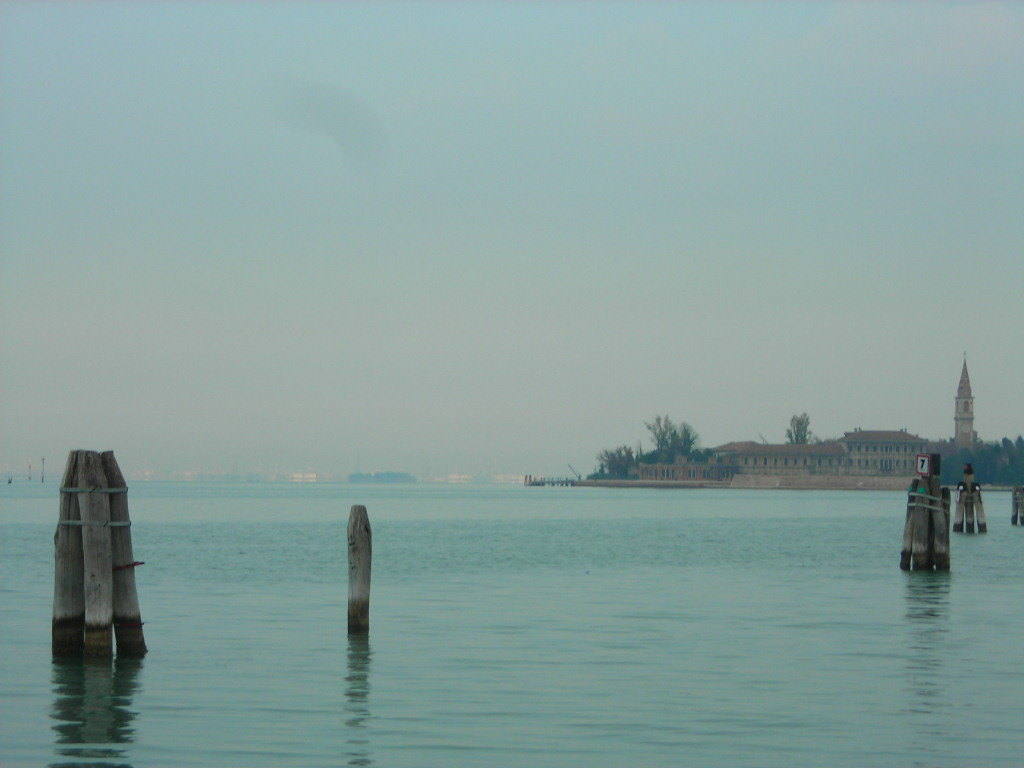 15. Isla Poveglia (Italia) | Esta pequeña isla cerca de Venecia fue utilizada para poner en cuarentena a unas 160.000 personas debido a la plaga de peste de 1793 a 1814.