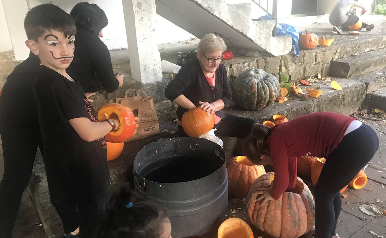 Herriko neskato-mutikoak kalabazak husten ibili dira, egunotan, Muxikan. 