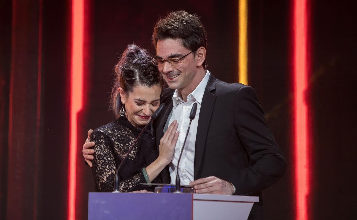 José Antonio Muñoz y Jasone Irastorza recogen el Titanium al Mejor Juego Vasco por Submersed (Gala 2018)