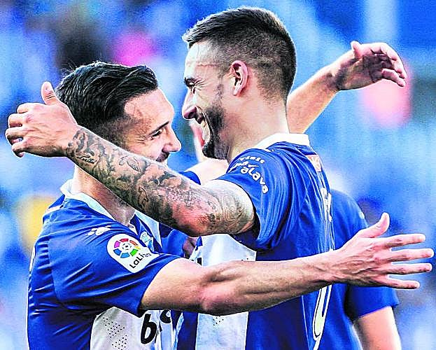 Lucas Pérez y Joselu celebran uno de sus goles.