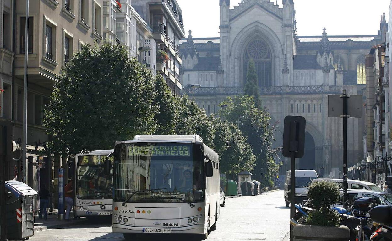 Los autobuses al cementerio de El Salvador parten de la parada de la calle Prado.