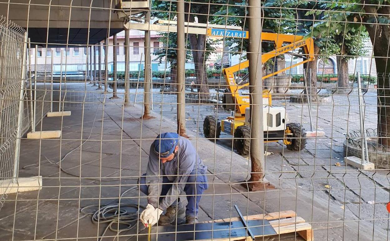 La obra costará 20.000 euros y está reforzando las columnas que soportan la estructura del pórtico. 