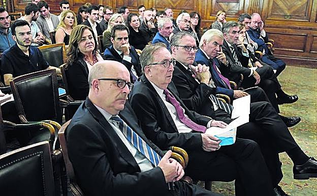 En la primera fila, José Miguel Santamaría, Ángel Arnedo, Íñigo Barrenechea, José María Bergareche e Iñaki Arechabaleta.