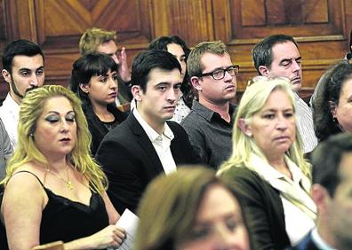 Imagen secundaria 1 - Arriba: Andrés Urrutia, Enrique de Ybarra, Nekane Balluerka, Cristina Uriarte y César Coca, en la entrega de diplomas. Abajo, varios alumnos recién titulados, entre el público y alumnos de la nueva promoción asistieron también al acto.