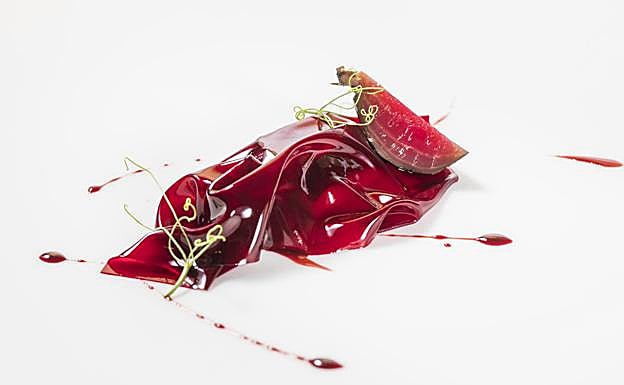 Foie cubierto de un velo de remolacha con remolacha encurtida. 