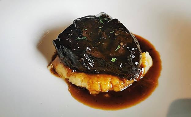 Carrilleras melosas de ternera con puré de tubérculos. 
