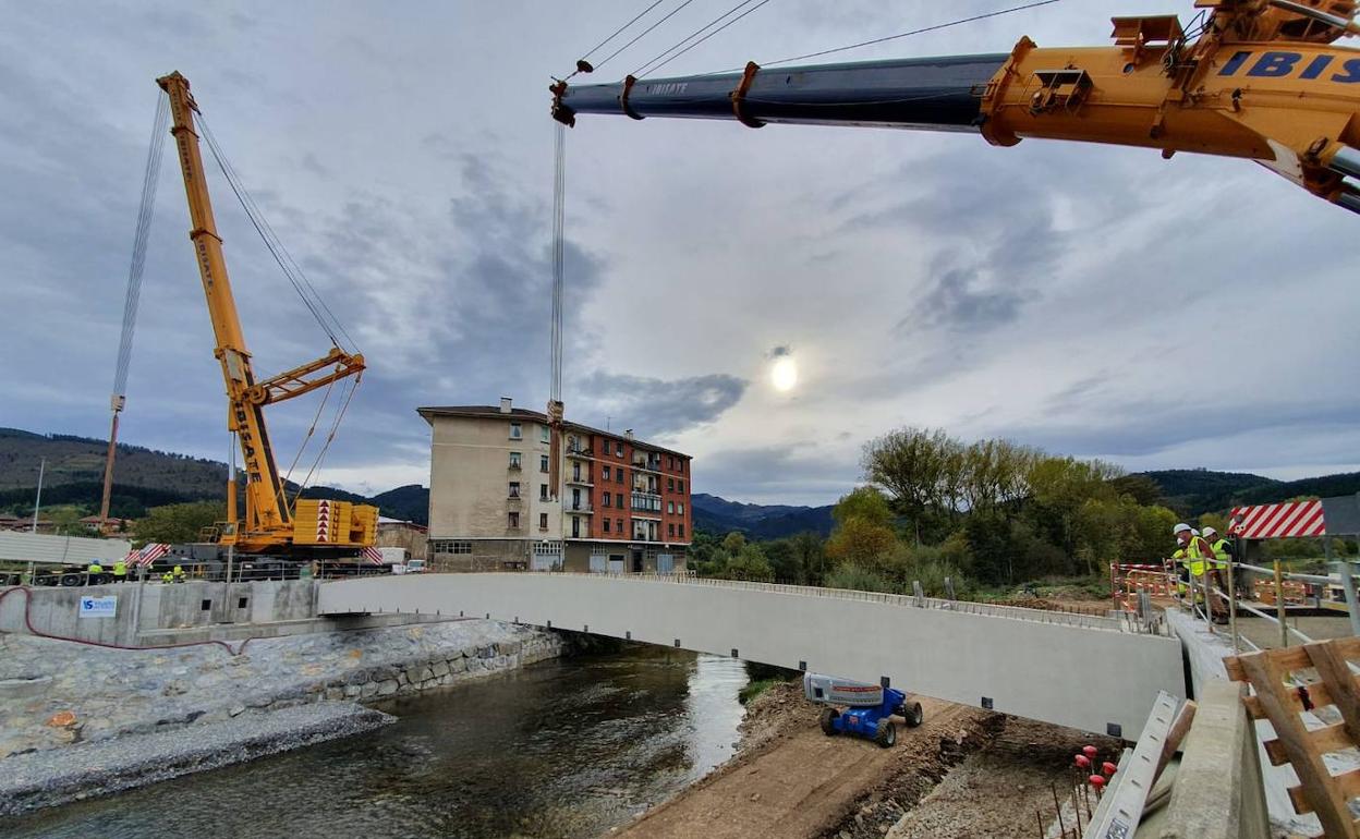 Las vigas instaladas sujetarán el nuevo puente, que no tendrá ningún apoyo sobre el Cadagua. 