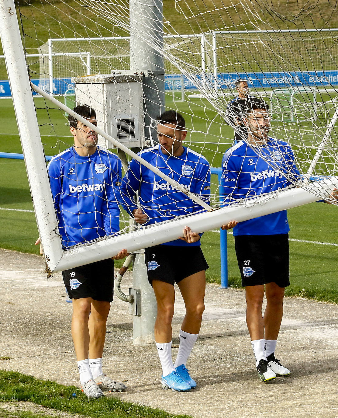 Fotos: El Alavés se prepara para cambiar su dinámica negativa a domicilio en Pamplona