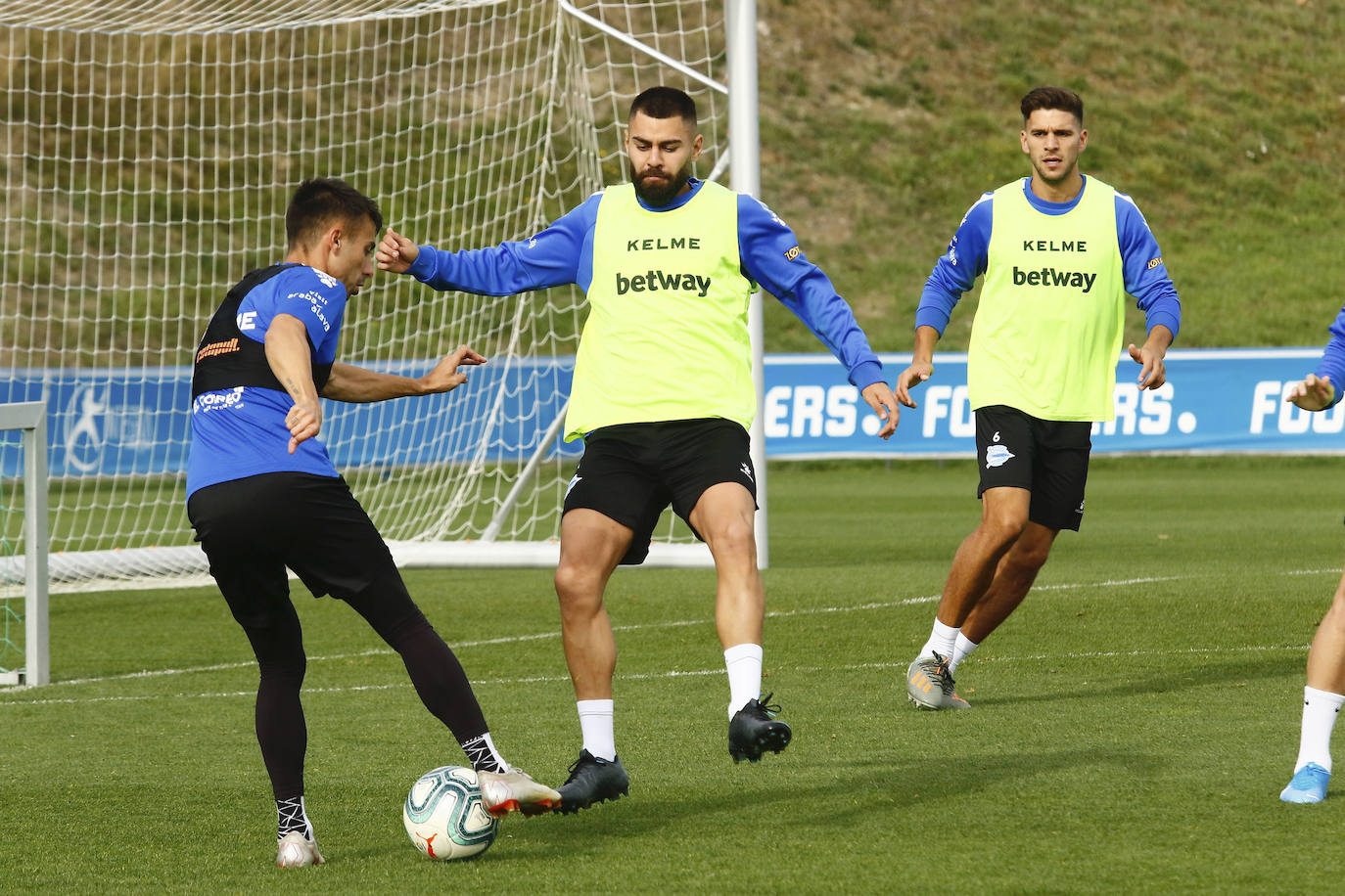 Fotos: El Alavés se prepara para cambiar su dinámica negativa a domicilio en Pamplona