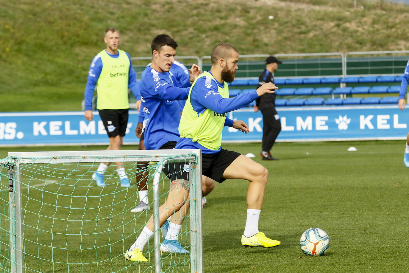 Fotos: El Alavés se prepara para cambiar su dinámica negativa a domicilio en Pamplona